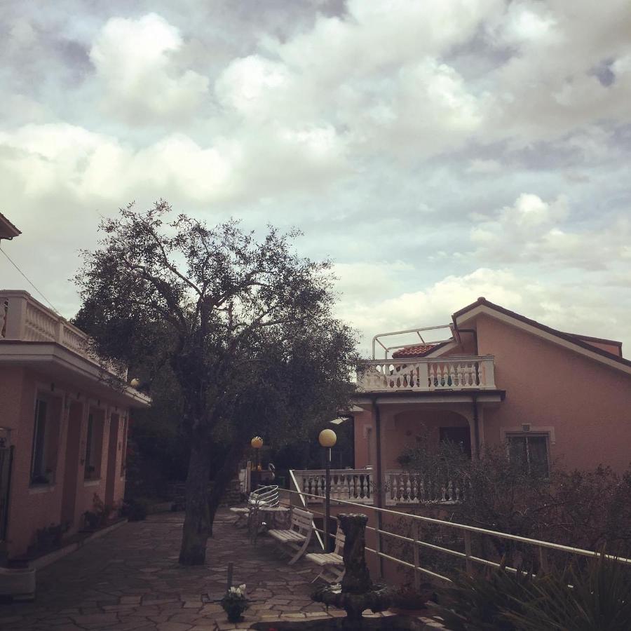 Residence Hotel Edy Imperia Exterior foto